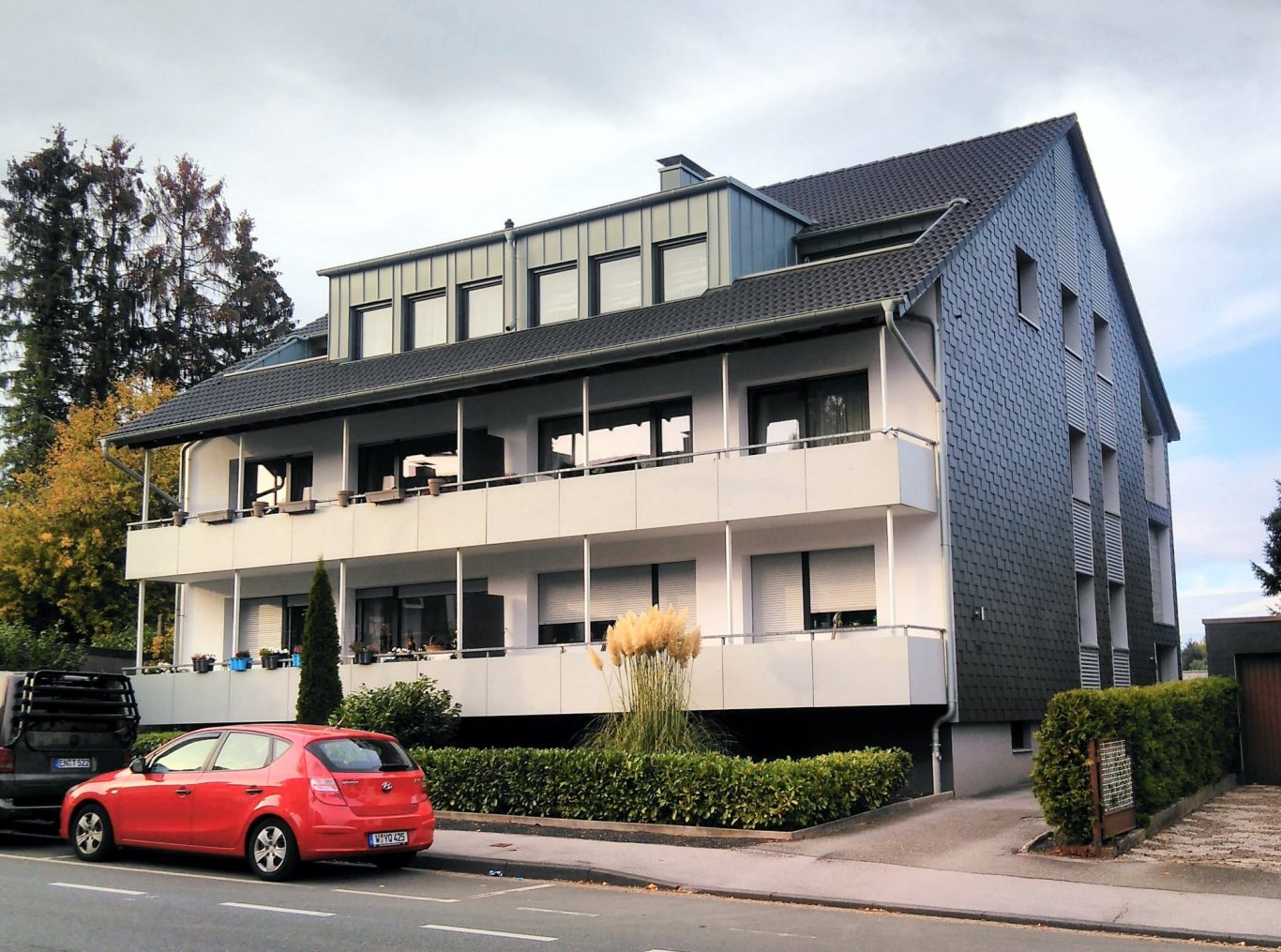 Kunststoff - Fenster mit Rolladenaufsatzelementen