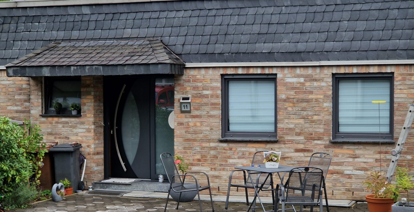 Kunststoff - Fenster und Alu - Haustür