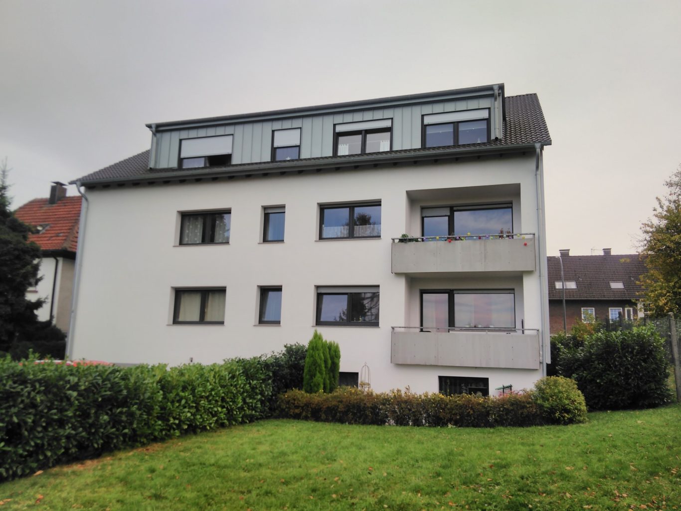 Kunststoff - Fenster mit Rolladenaufsatzelementen